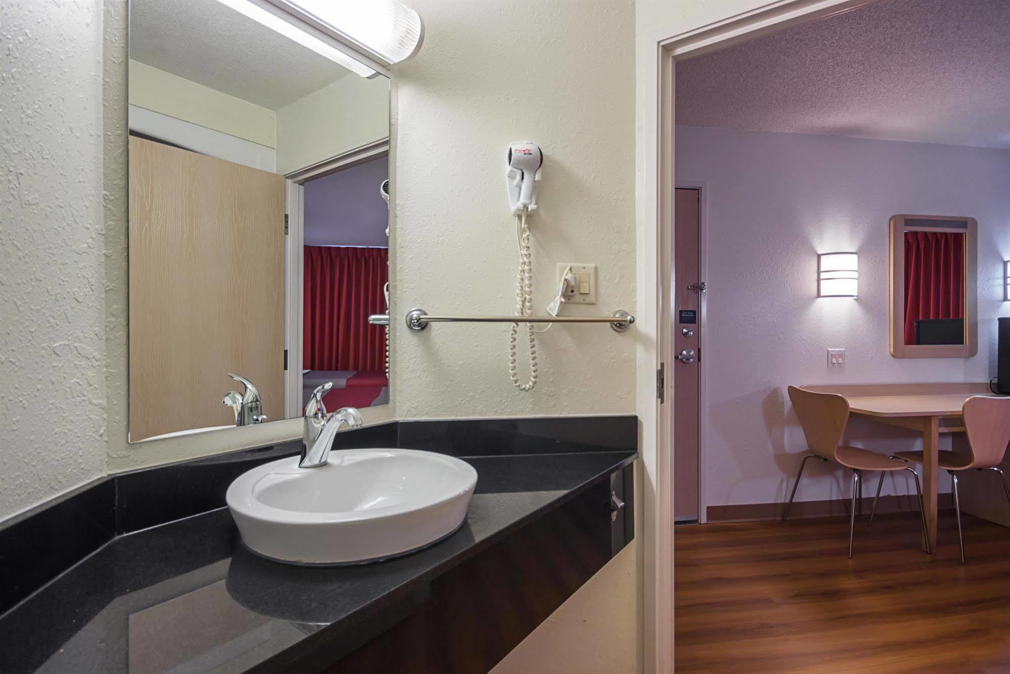 Motel 6-Whitby, On - Toronto East מראה חיצוני תמונה